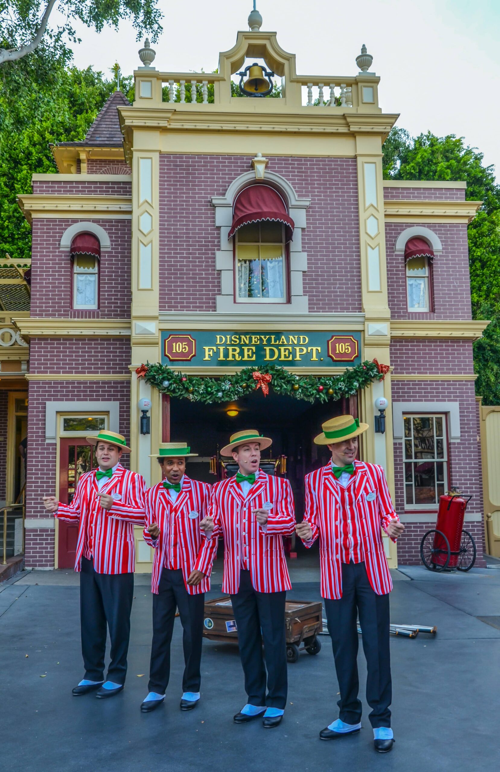 Chanteurs Dapper Dans devant l'appartement de Walt Disney à Disneyland, à Anaheim en Californie.