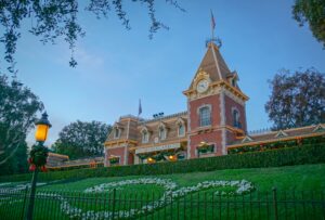Entrée et station de train de Disneyland, à Anaheim en Californie.
