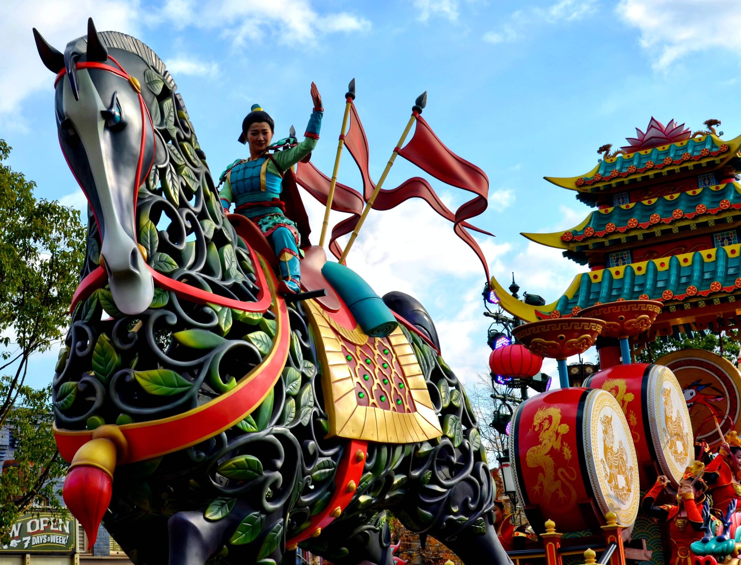 Mulan pendant la parade de Shanghai Disneyland, en Chine