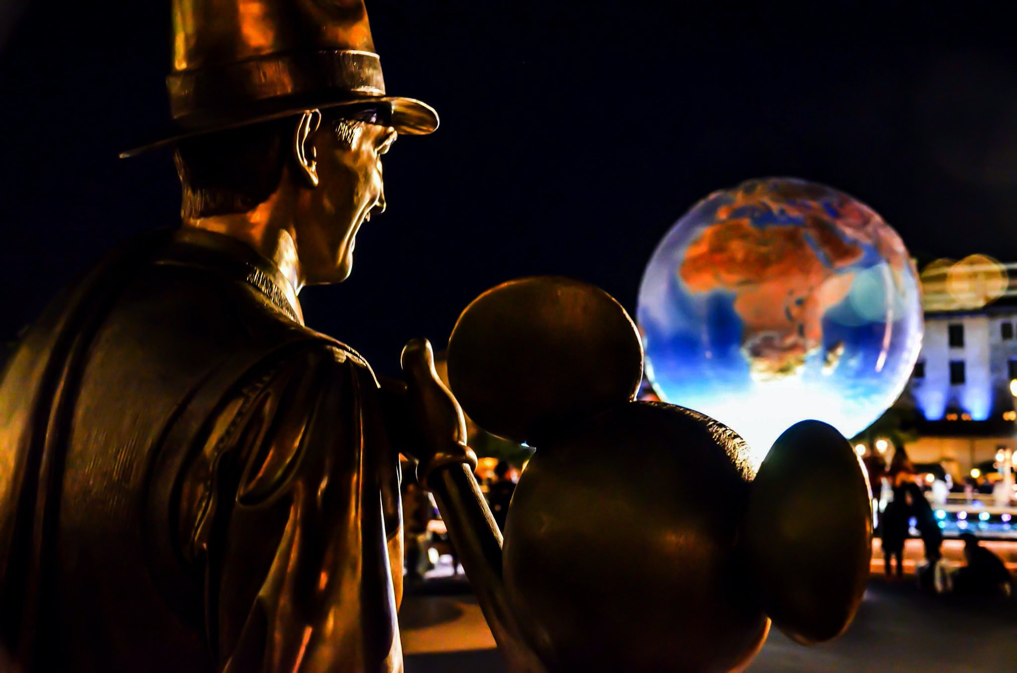 DisneySea Aquasphere et statue Storytellers à Tokyo au Japon