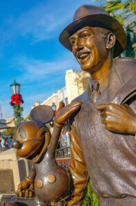Statue Storytellers, représentant Walt Disney jeune à son arrivée à Los Angeles