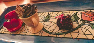 Assiette dessert avec Zip et son Grey Stuff au Be Our Guest Restaurant du Magic Kingdom en Floride