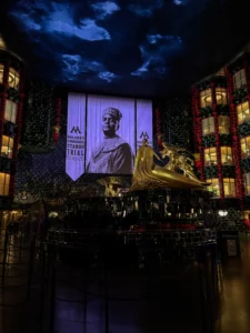 Visuel de l'entrée de l'attraction "Battle at the Ministry of Magic" dans la zone Harry Potter à Epic Universe